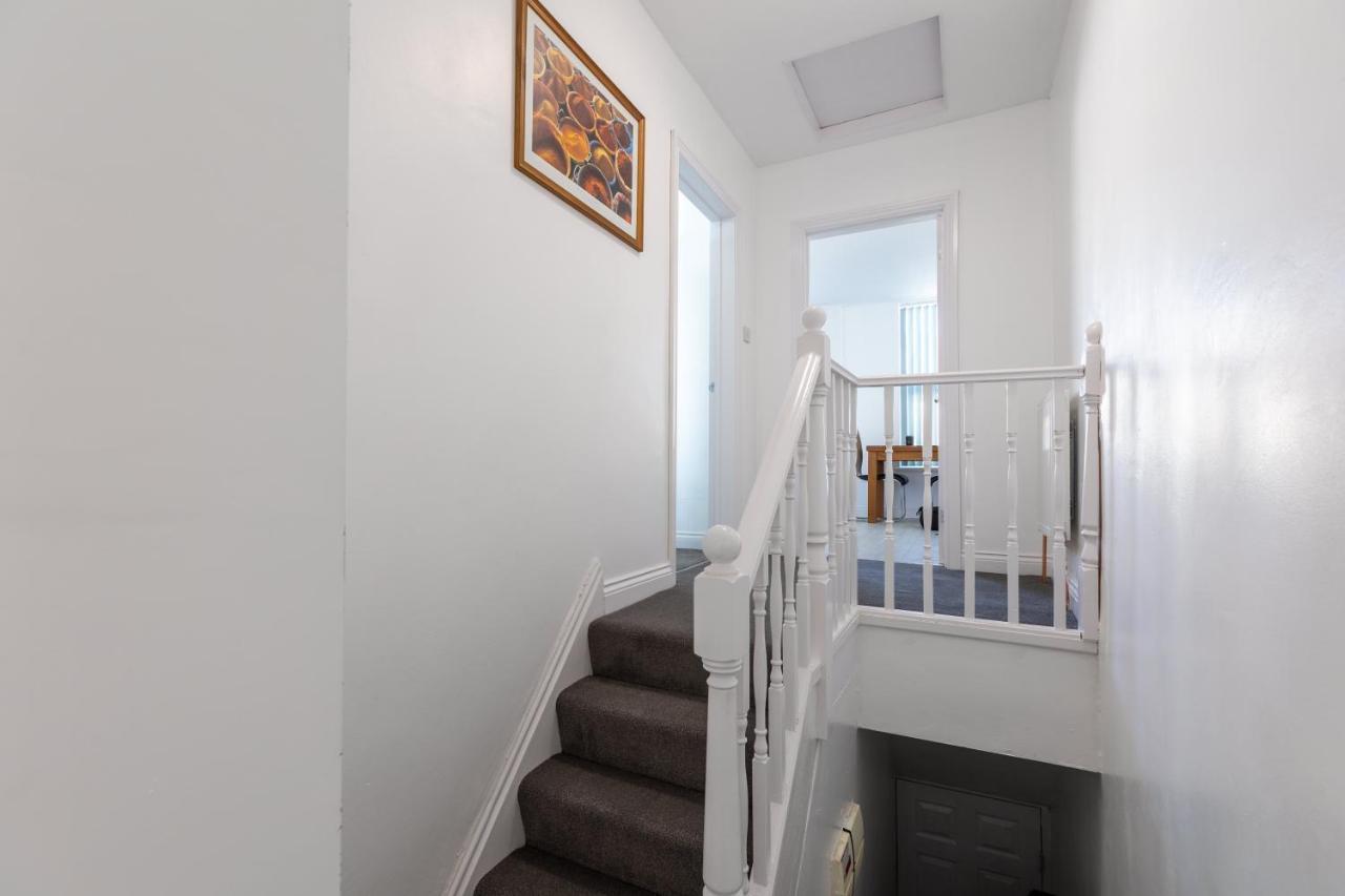 Platform Stadium Apartment With Parking Kingston upon Hull Buitenkant foto